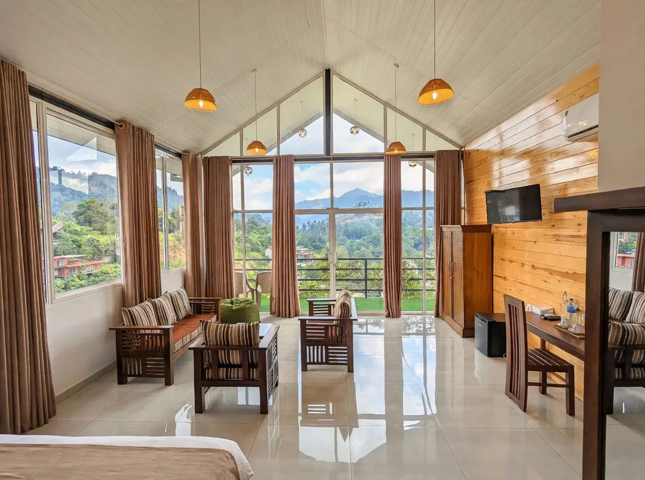Superior King Room with Mountain View